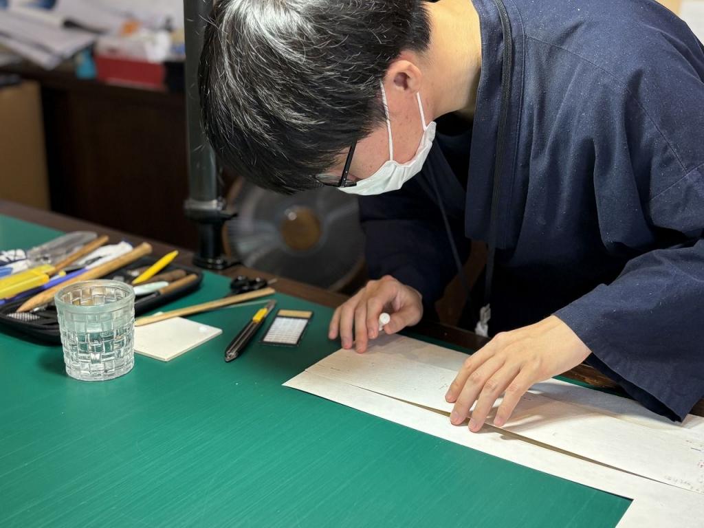 写真：灯籠師の田中さん