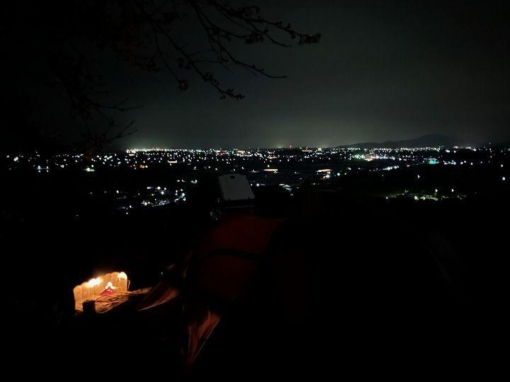 写真：夜の草枕山荘キャンプ場