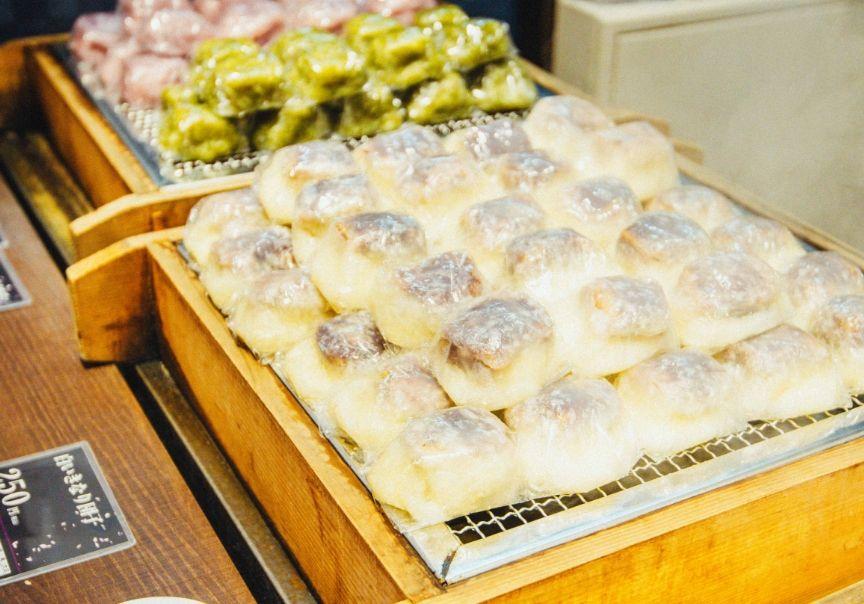 写真：店舗で蒸されている団子