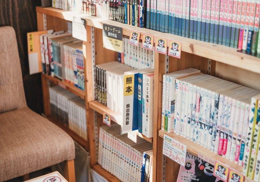 写真：本棚にはたくさんの本