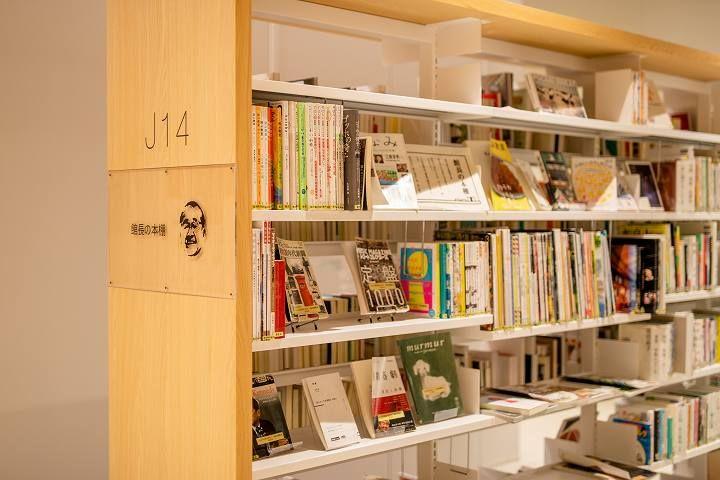 写真：館長の本棚コーナー