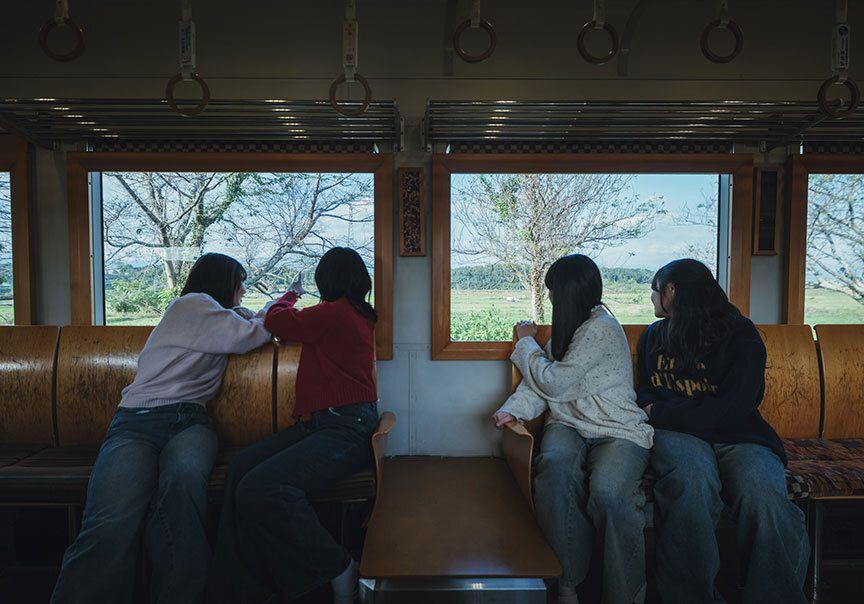 写真：列車に乗り合わせた地元の学生さんたち