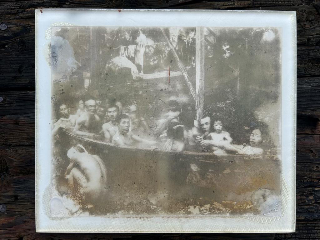 写真：船の形をした湯船に入っている人たち