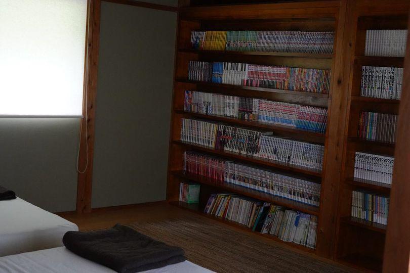 写真：部屋の中にある本棚