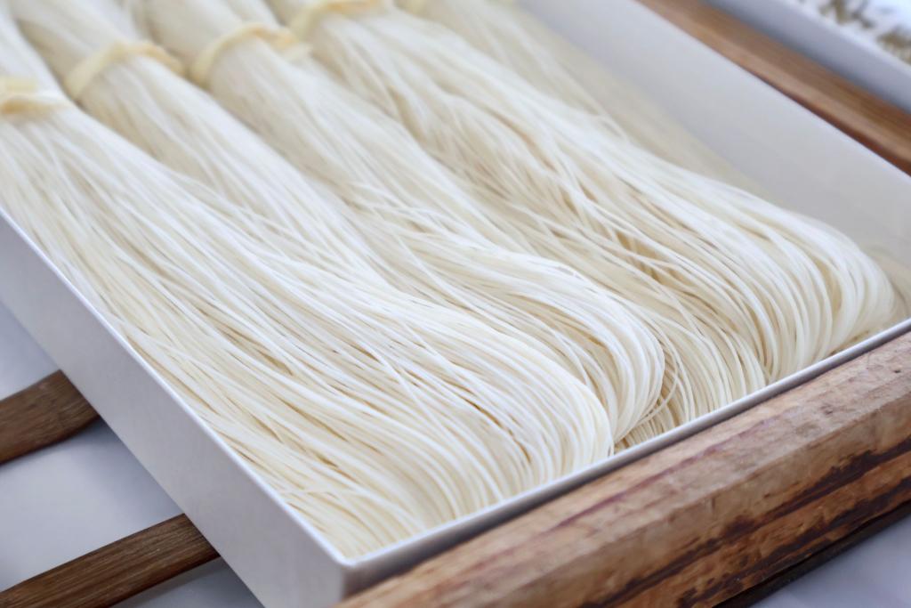 写真：箱に入った南関そうめんの束