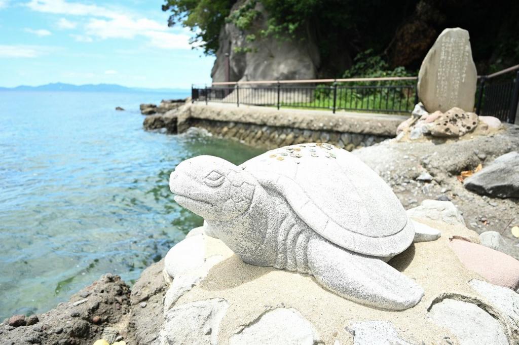 写真：随所にカメの石像があります