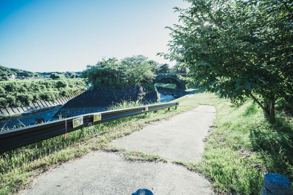 写真：駐車場から岩本橋へ続く道