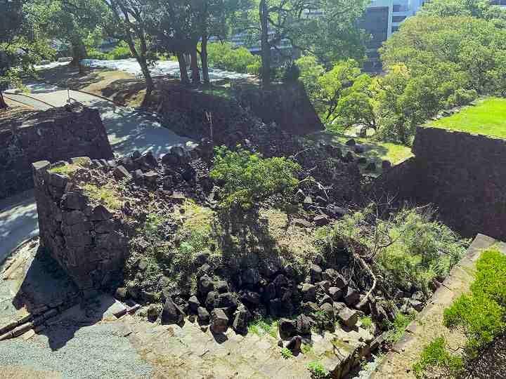 写真：震災で崩壊した櫓