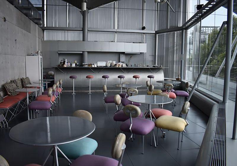 併設しているカフェ店内