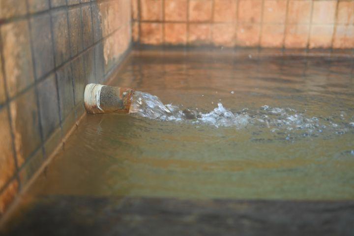 写真：湯口から流れる温泉