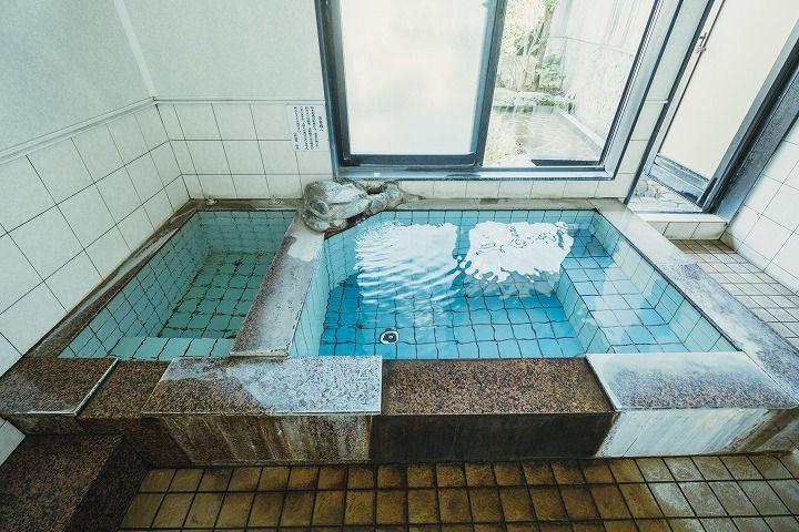 写真：タイル張りの内湯の浴槽