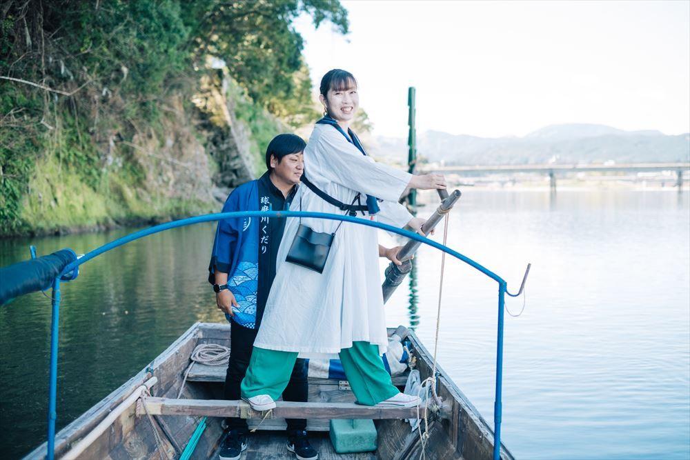 写真：舟を漕ぐ女性