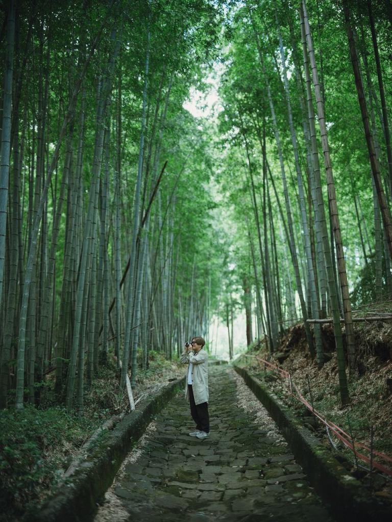 写真：石畳を歩いている女性