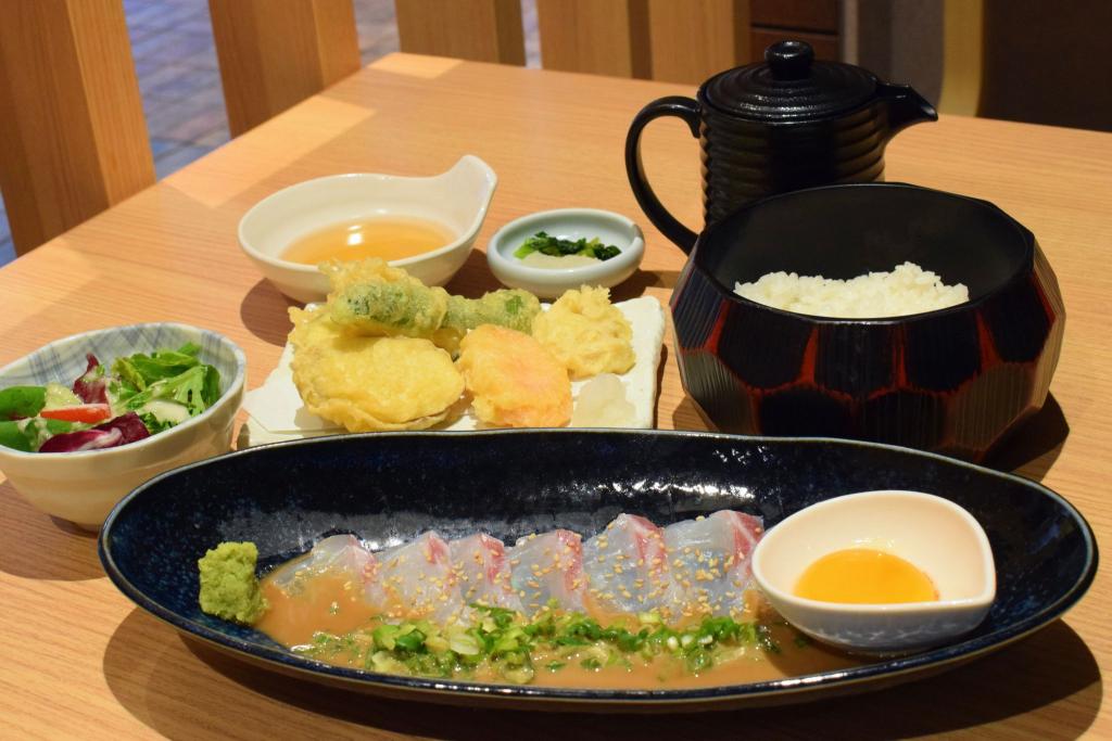 鯛の月見茶漬けご飯と旬野菜天ぷら定食の写真