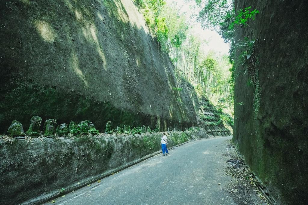 写真：岩壁の傍にはたくさんのお地蔵様