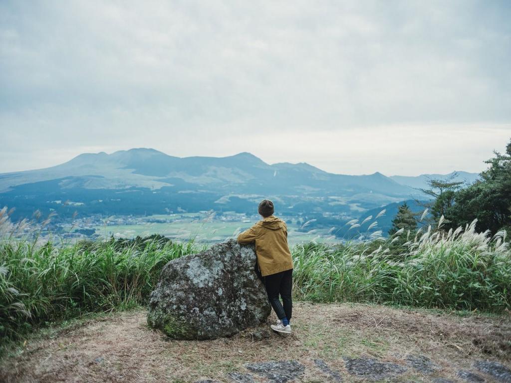 写真：阿蘇の山々を見ながら休憩する女性