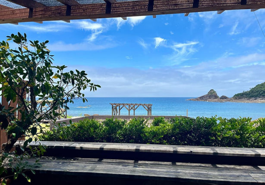 写真：ゲストハウスから見えるきれいな青の海