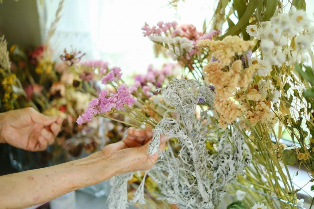 画像：制作中のドライフラワーの花束
