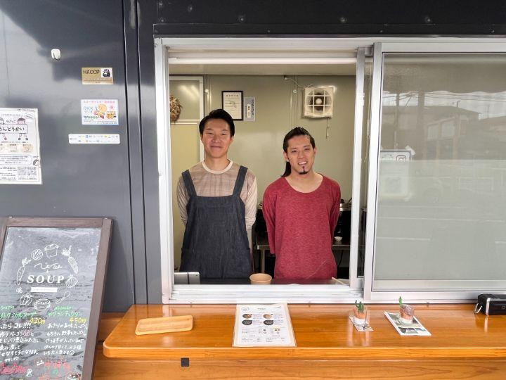 写真：オーナーの藏原良介さん（左）と料理担当の木村鴻己さん