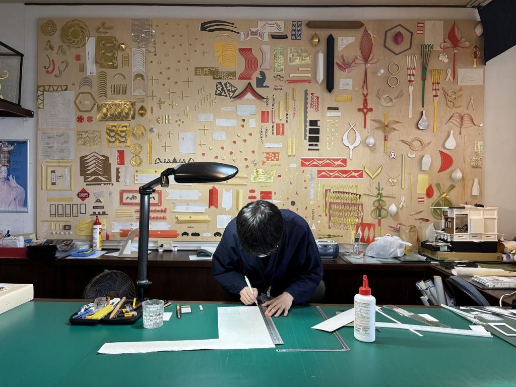 写真：工房では灯籠師が制作している様子を見学できます