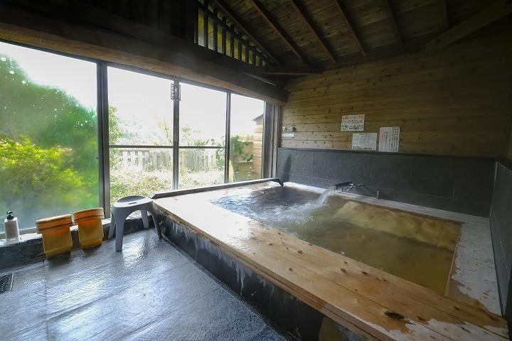 写真：広々檜風呂