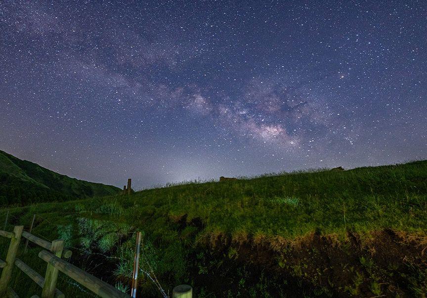 草原越しに天の川が見える写真
