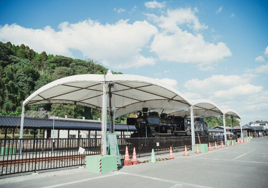 写真：屋根の下で展示されているSL人吉