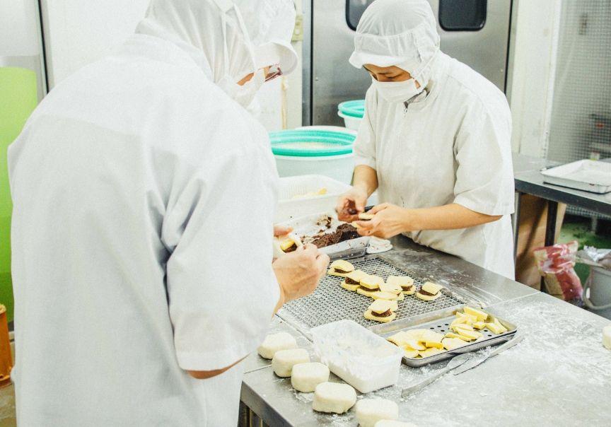 写真：手作業で包んでいる様子