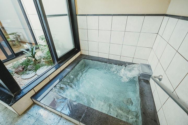 写真：石風呂の浴槽