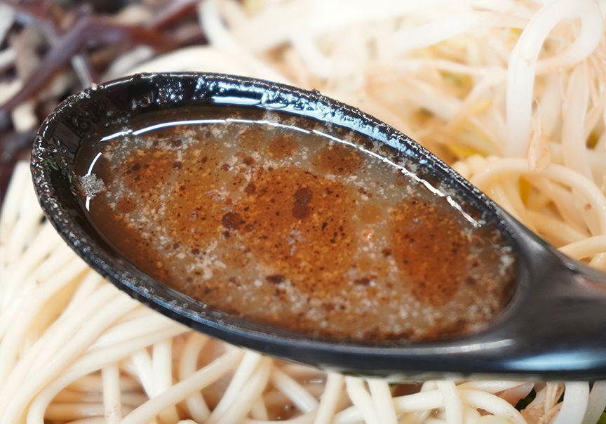 写真：スープは黒色