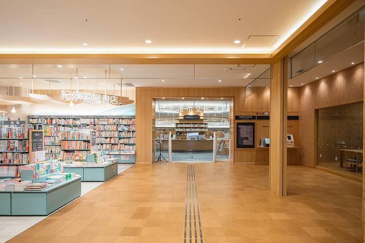 写真：併設されている市立図書館に紀伊國屋書店、カフェ