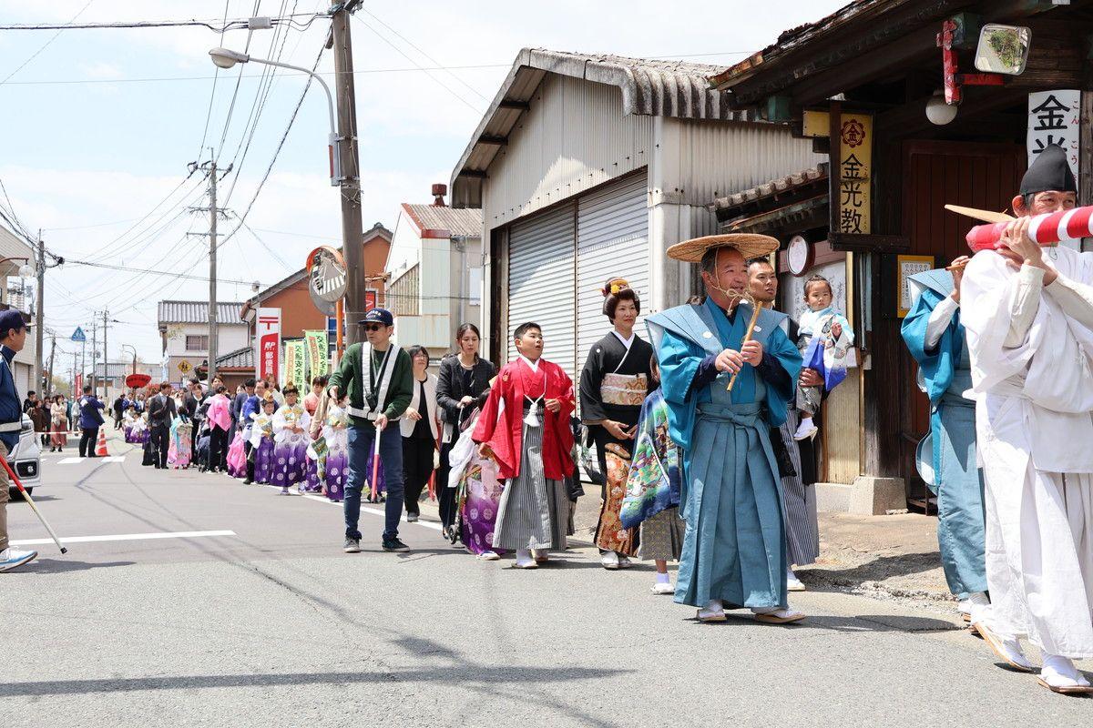 画像:練り嫁行列と節頭馬追い