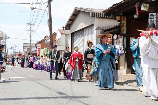 画像：練り嫁行列と節頭馬追い
