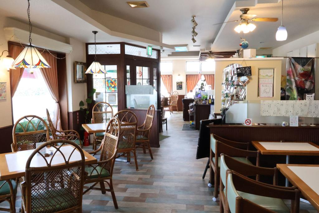 写真：テーブル席がたくさんあるレストランの店内