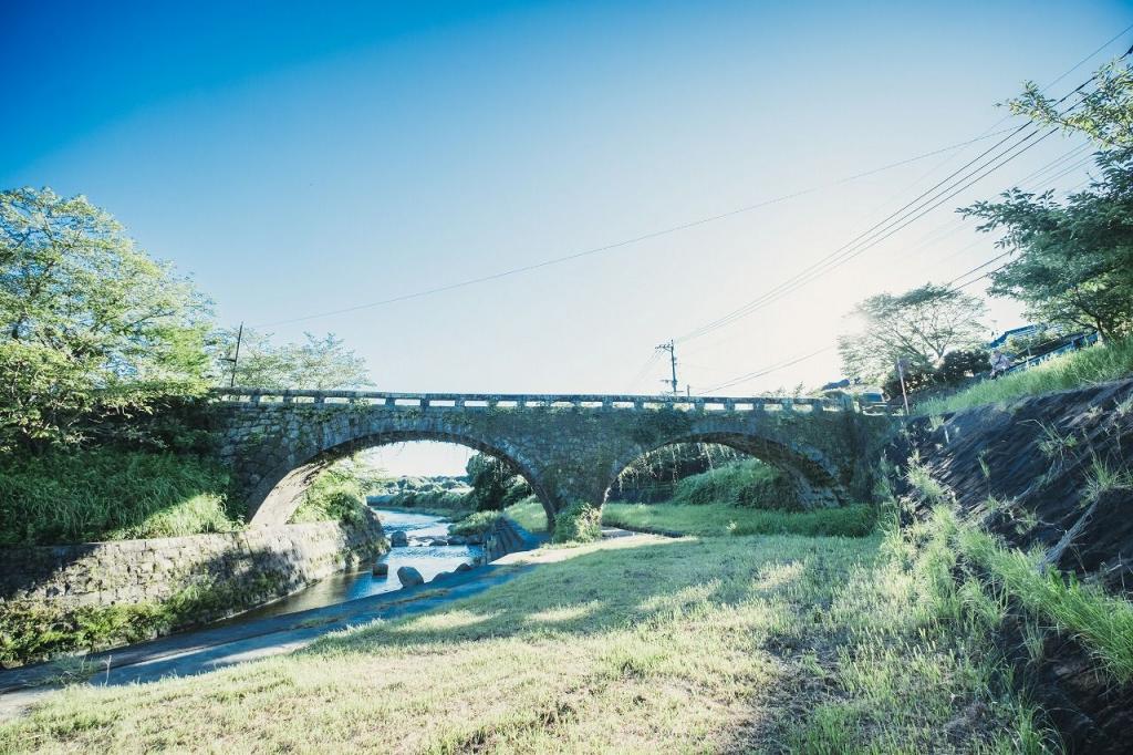 写真：河川敷から見える岩本橋