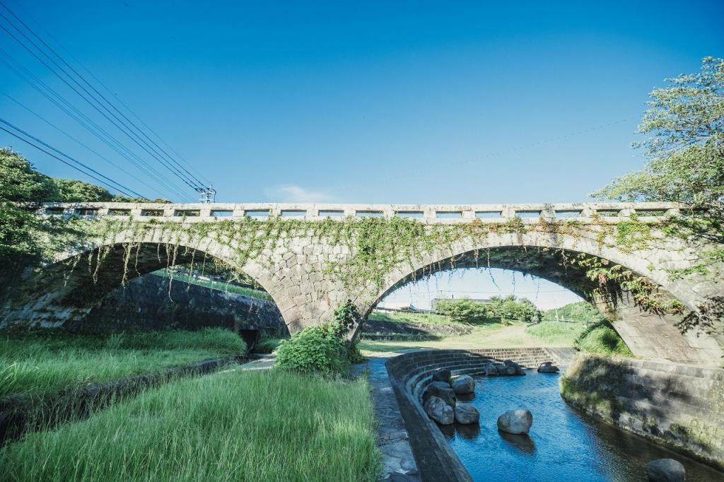 写真：アーチが2つ並ぶ岩本橋