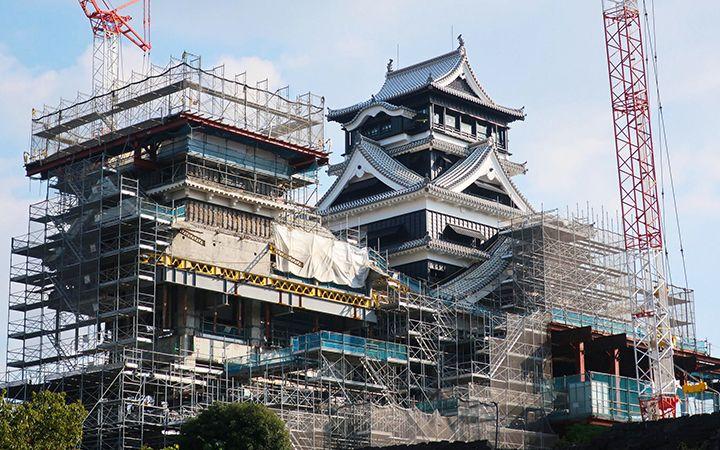 (Kumamoto Castle during restoration work)