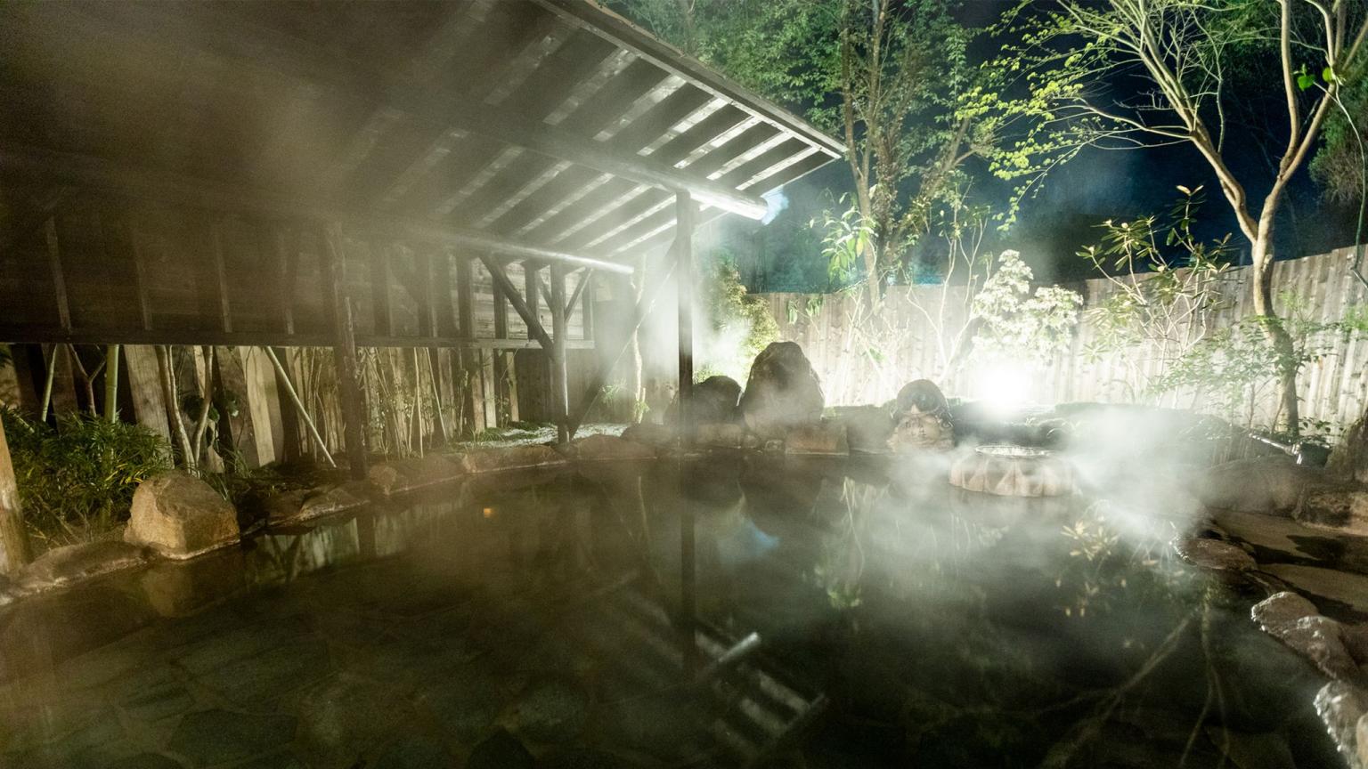 夜の露天風呂の写真