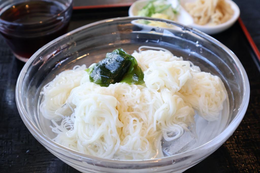 写真：ガラス皿に盛りつけた素麺