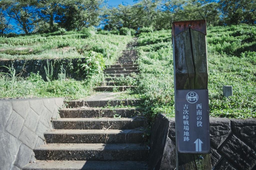 写真：山に登っていく階段