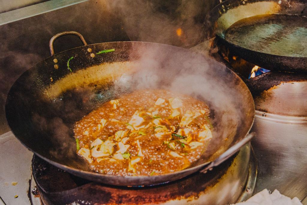 写真：中華鍋で煮ているラーメンスープ