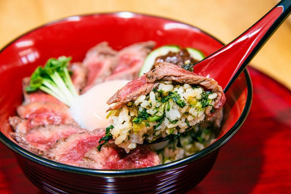 写真：あか牛丼のご飯は高菜飯になります