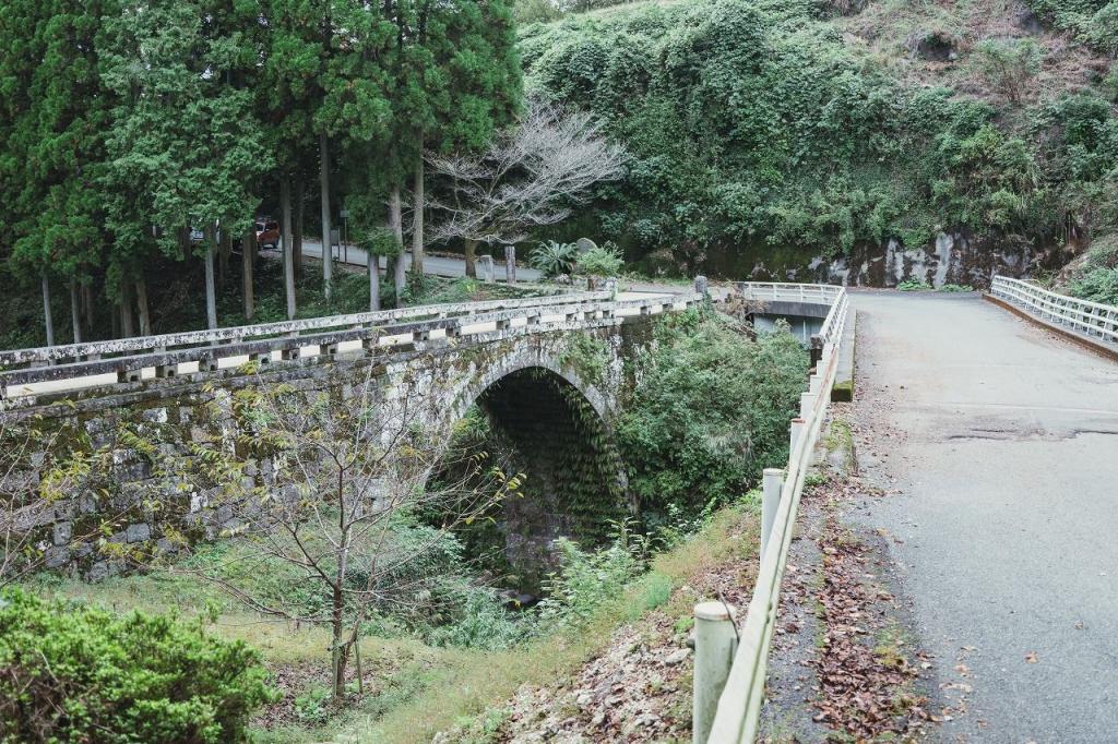 写真：車道の傍にある八勢目鑑橋