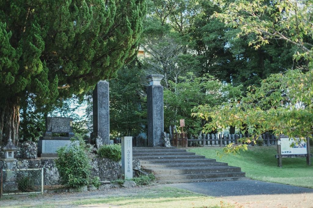 写真：「高月官軍墓地」の入口