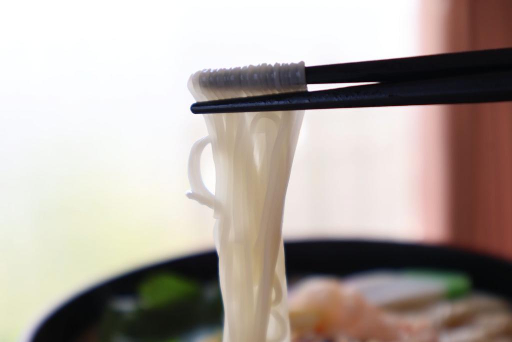写真：お箸で温麺を持ち上げている様子