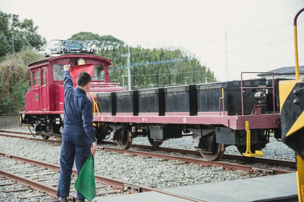 写真：炭鉱電車は旗で信号を送ります