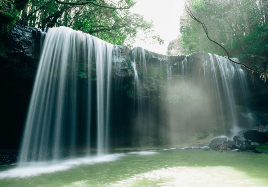 画像:水煙に包まれた滝