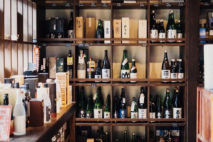 写真：棚に並ぶたくさんの日本酒と焼酎