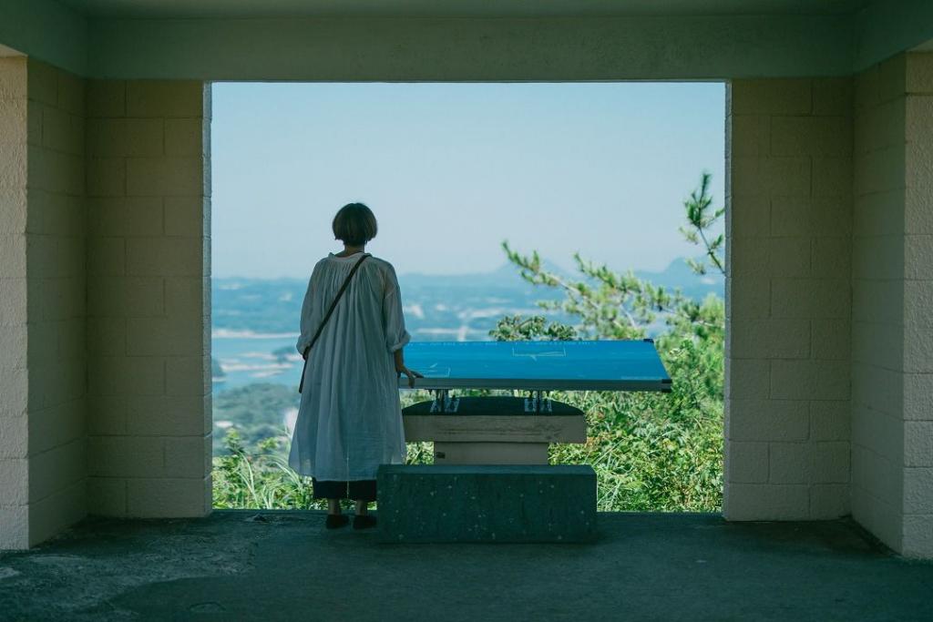 写真：展望所から天草五橋を見る女性