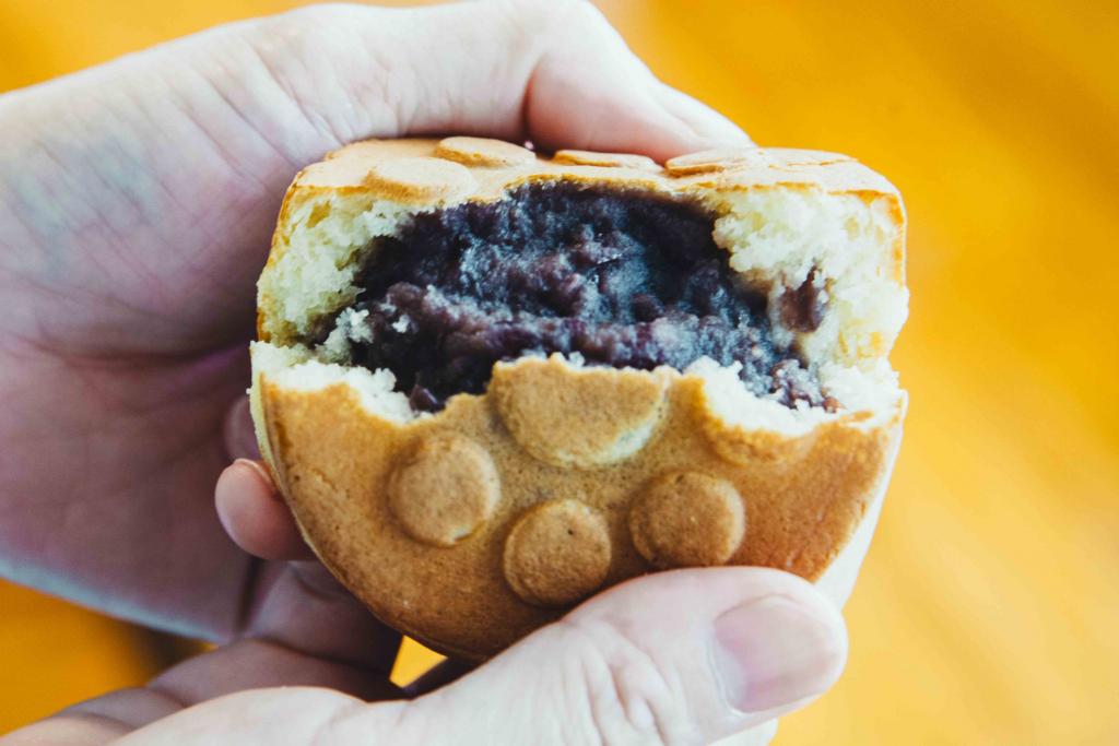 写真；妙見まんじゅうの生地の中には十勝産小豆のつぶあんがぎっしり